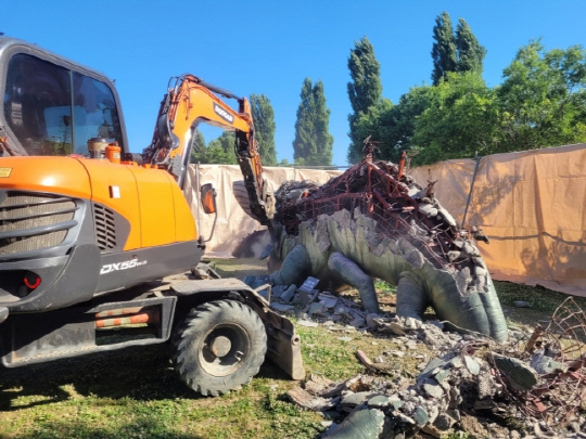 서울시, 한강공원 '괴물' 조형물 철거. <서울시 제공>